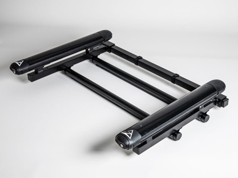 Schwarzer Skiträger für Fahrradträger vor weißem Hintergrund.