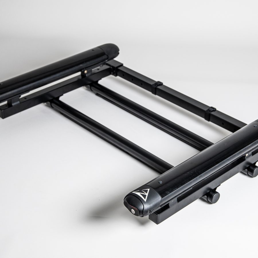 Schwarzer Skiträger für Fahrradträger vor weißem Hintergrund.