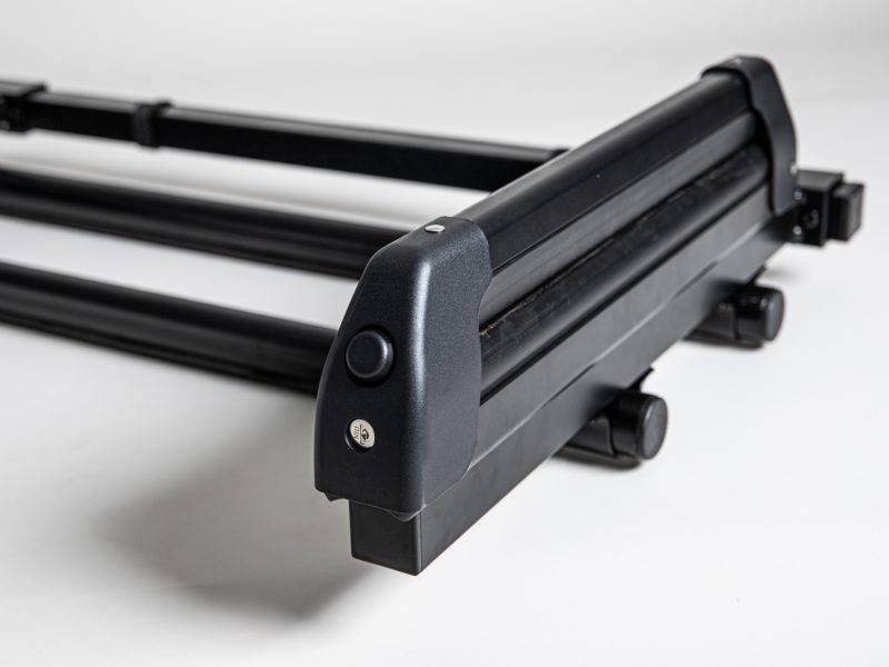 Schwarzer Skiträger für Fahrradanhänger vor weißem Hintergrund